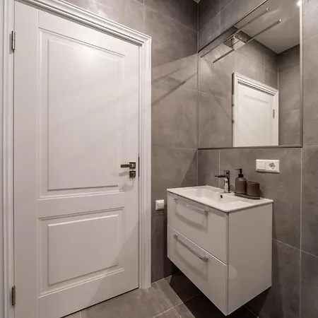 Lacplesa24 - Modern In Center Apartment *